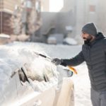 Retira la nieve de tu auto de forma segura y sin problema