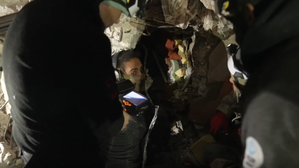 Los rescatistas utilizaron una cámara para ver a las hermanas bajo los escombros.