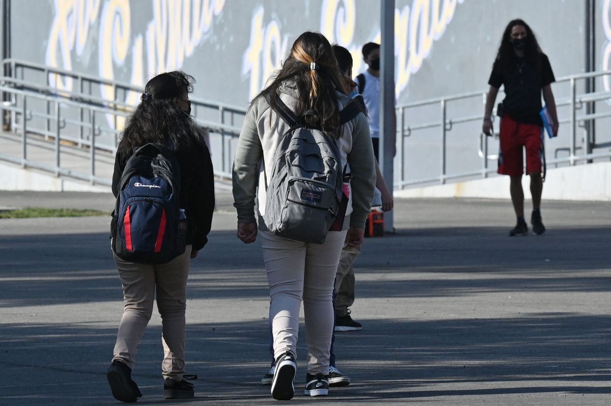 Students walk to their classrooms at a public middle school in Los Angeles, California, September 10, 2021. - Children aged 12 or over who attend public schools in Los Angeles will have to be fully vaccinated against Covid-19 by the start of next year, city education chiefs said September 9, 2021, the first such requirement by a major education board in the United States. (Photo by Robyn Beck / AFP) (Photo by ROBYN BECK/AFP via Getty Images)