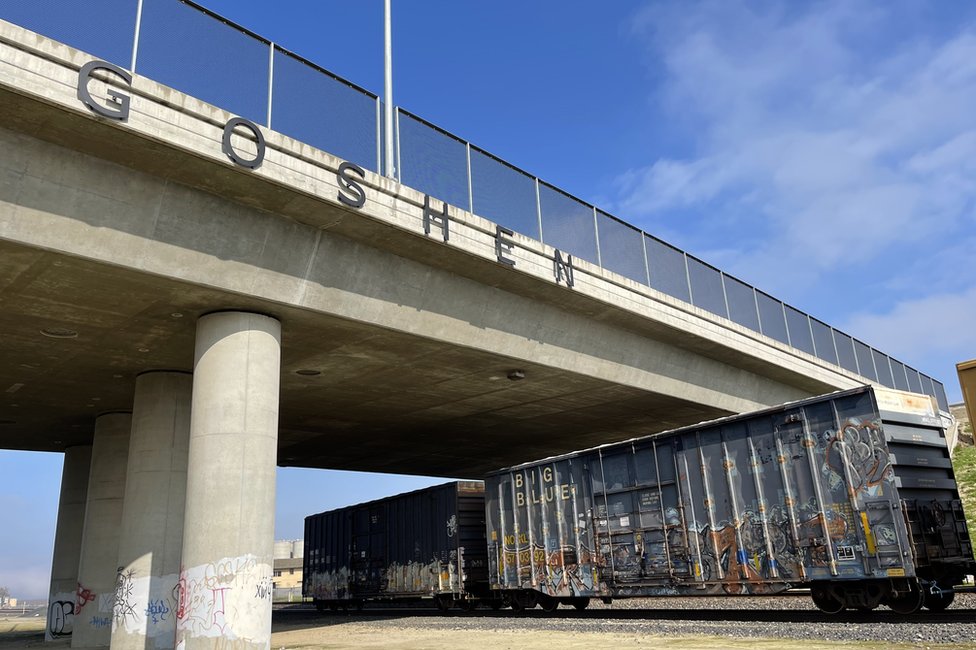Cartel de Goshen en el puente de una autopista sobre la vía férrea, el 30 de enero de 2023.
