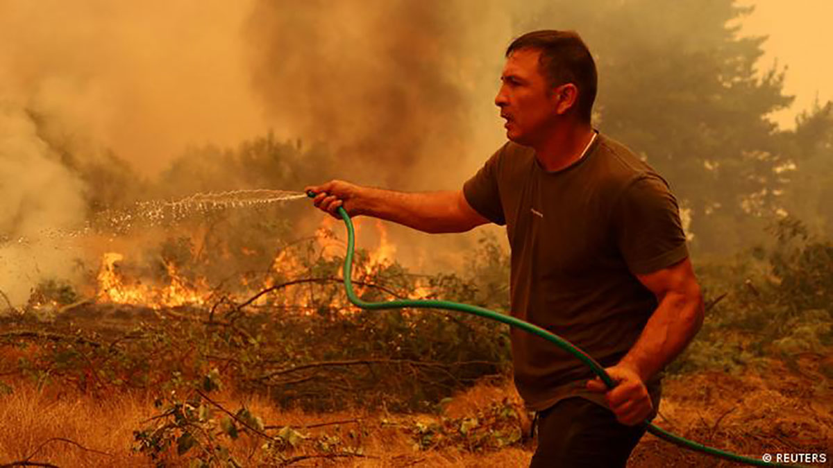 Un vecino ayuda a extinguir el fuego en la localidad de Santa Juana, en Chile.