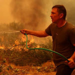 Un vecino ayuda a extinguir el fuego en la localidad de Santa Juana, en Chile.