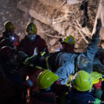 Rescatistas llevan a Abdulkerim Nano, de 67 años, a una ambulancia después de que lo sacaran cinco días después del terremoto en Kahramanmaras, sur de Turquía, a última hora del sábado.