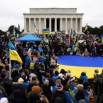 Un mitin para conmemorar el primer aniversario de la invasión rusa a Ucrania, en el Lincoln Memorial en Washington, D.C.