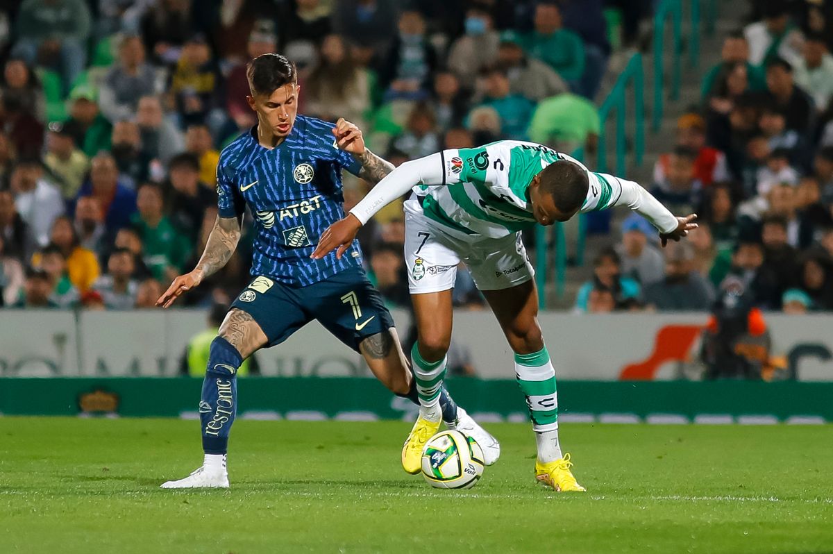 Brian Rodríguez y Harold Preciado, durante el partido de la jornada 5 del torneo Clausura 2023 de la Liga BBVA MX.