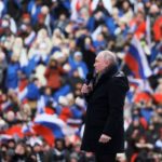 El presidente ruso, Vladimir Putin, asiste a un concierto patriótico dedicado al próximo defensor del Día de la Patria en el Estadio Luzhniki en Moscú el 22 de febrero. / Foto:  AFP via Getty Images)