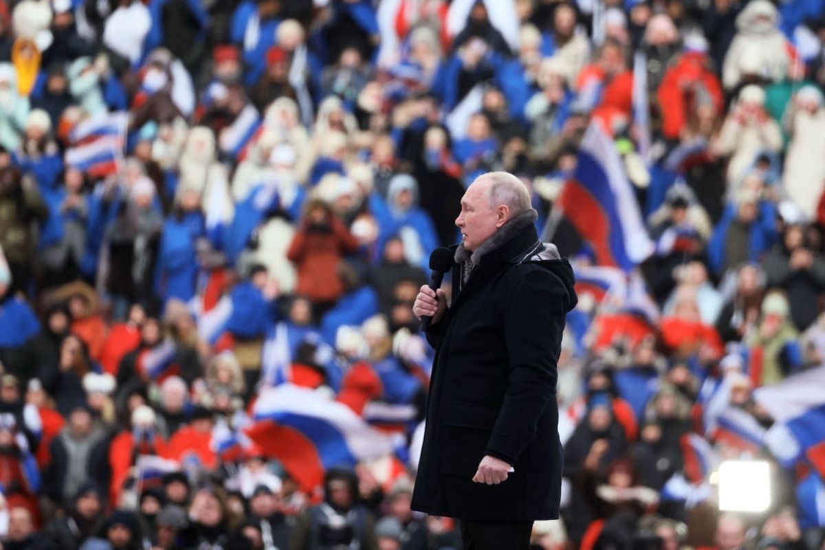 El presidente ruso, Vladimir Putin, asiste a un concierto patriótico dedicado al próximo defensor del Día de la Patria en el Estadio Luzhniki en Moscú el 22 de febrero. / Foto:  AFP via Getty Images)