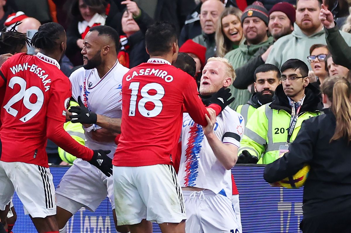 Casemiro ahorcando a Will Hughes. 