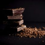El chocolate puede mejorar los estados emocionales negativos a través del eje intestino-cerebro.