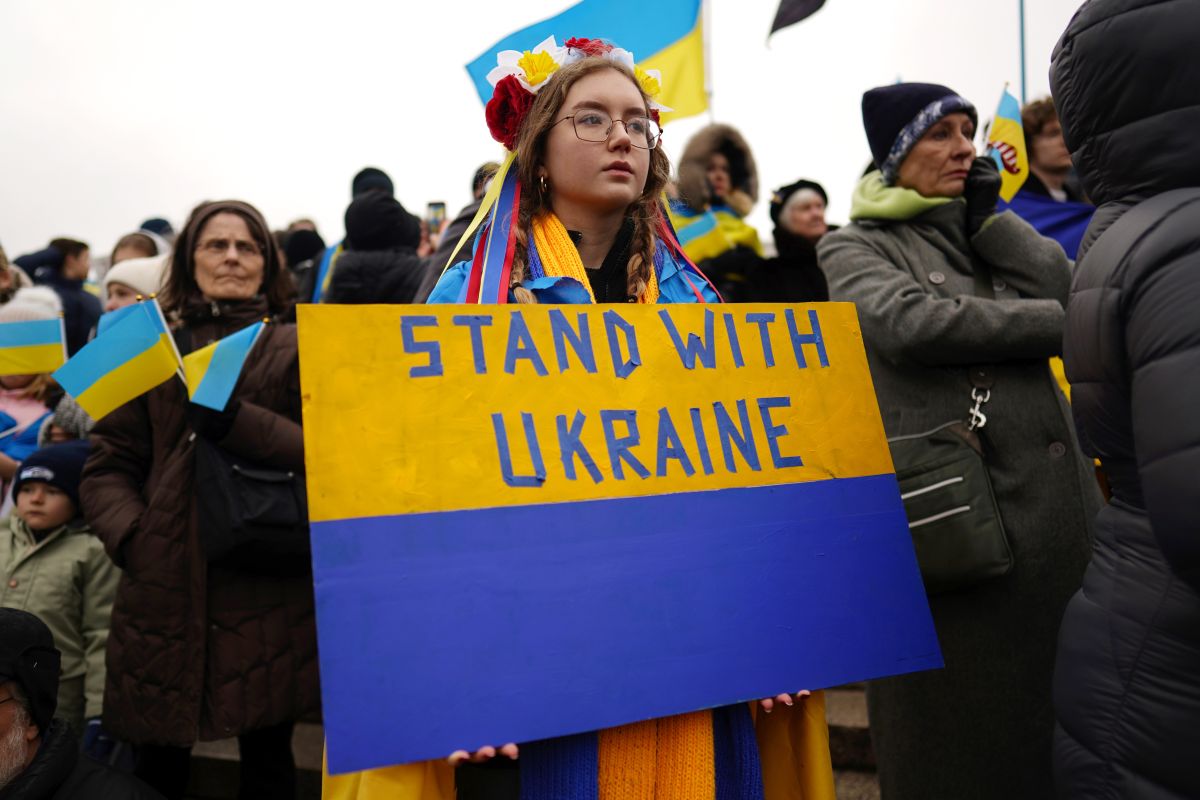 Manifestantes mostraron su apoyo a Ucrania en la capital de EE.UU. a un año de iniciarse el ataque de Rusia.