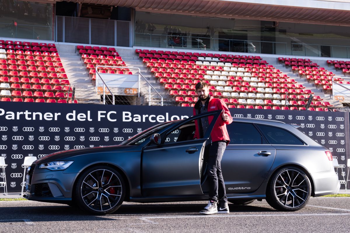 Gerard Piqué del FC Barcelona recibiendo un auto cuando era jugador del FC Barcelona. 