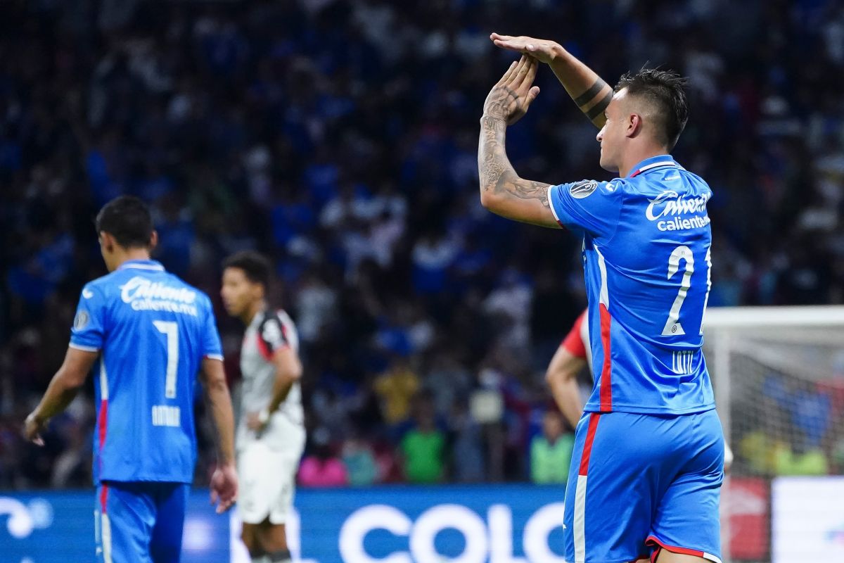 Augusto Lotti celebrando el único gol del partido.