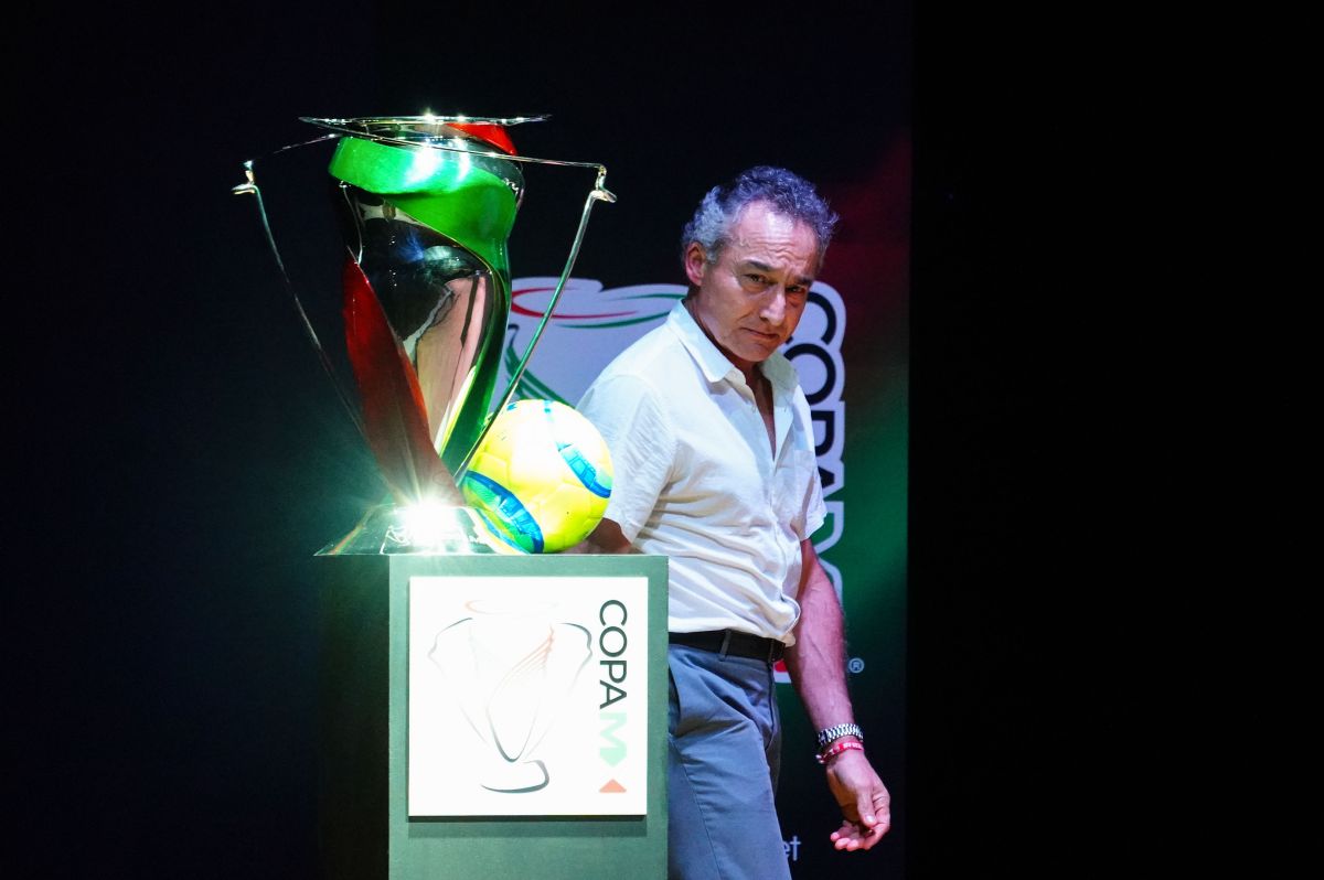 Ernesto Tinajero Presidente del Necaxa con el trofeo de campeón de la Copa Corona MX.