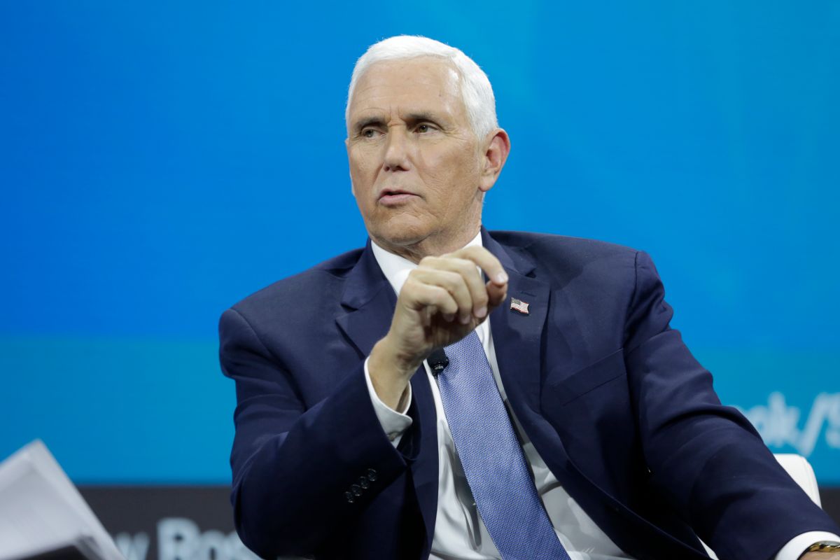 Mike Pence reconoció su responsabilidad en el manejo de documentos clasificados.