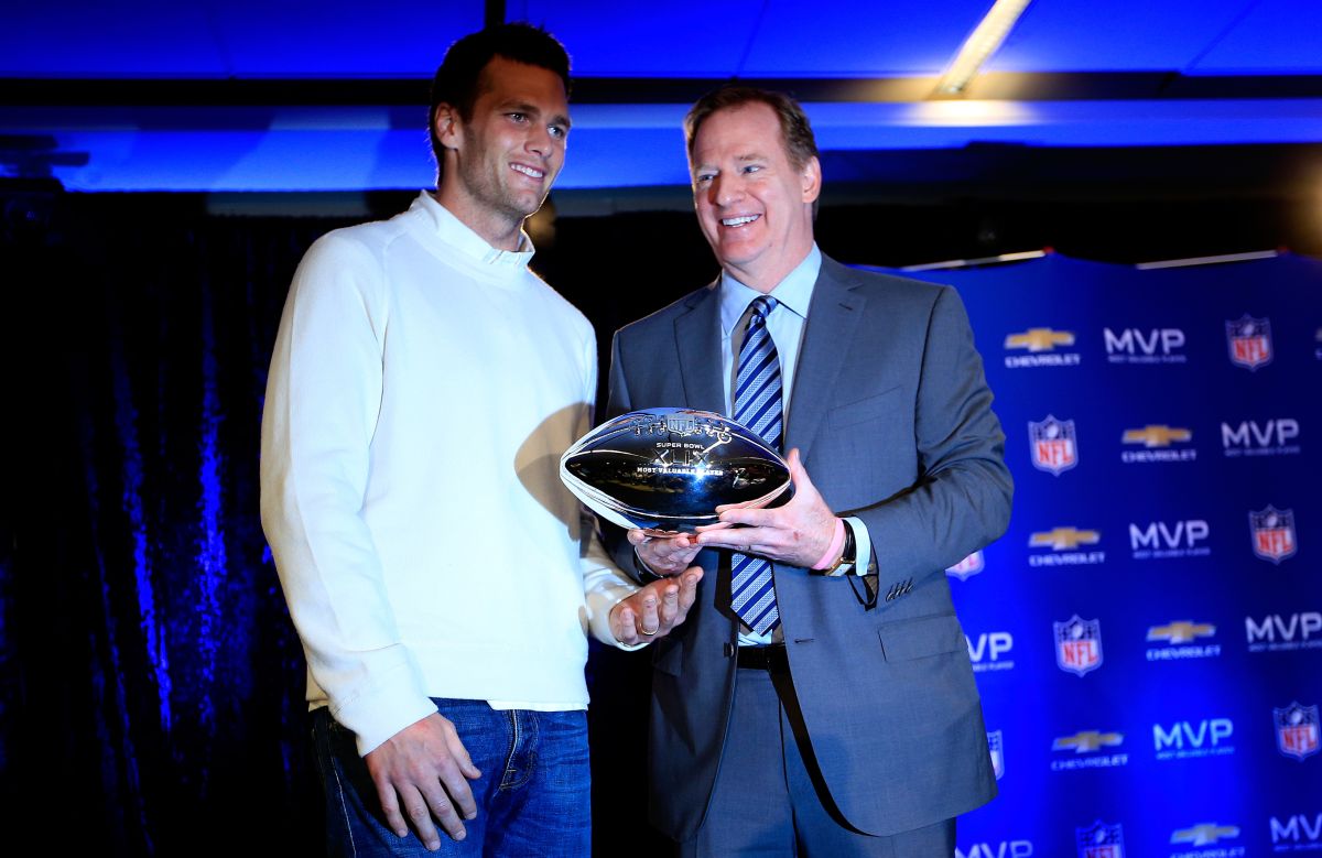 El comisionado Goodell con su mejor cara para premiar a Brady tras el Super Bowl XLIX. /Foro: Jamie Squire/Getty Images