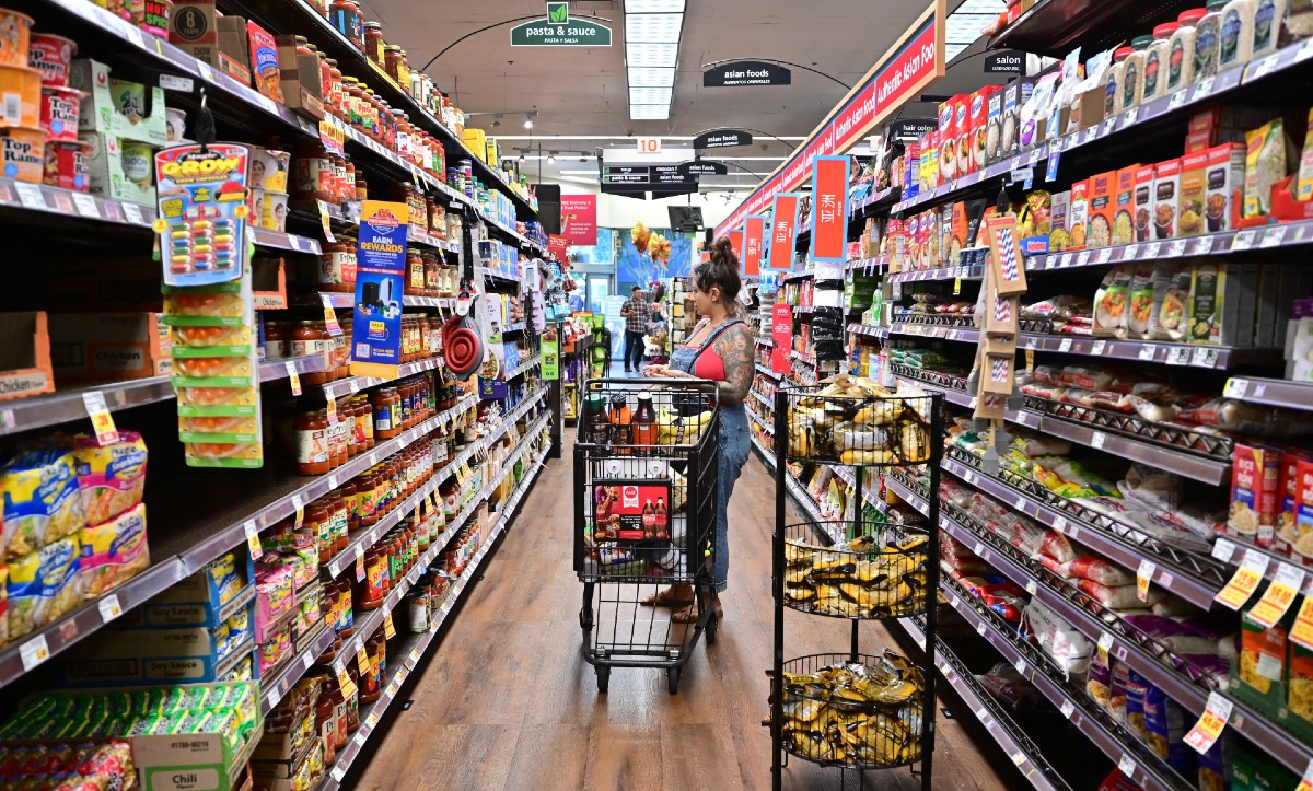 Los estadounidense siguen estirando sus ingresos para abarcar la compra de todos los alimentos del hogar. 