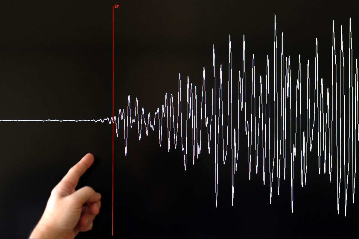 Imagen ilustrativa de un sismógrafo registrando un fuerte terremoto.