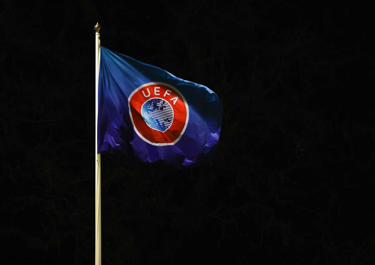 Bandera con el logo de la UEFA. 