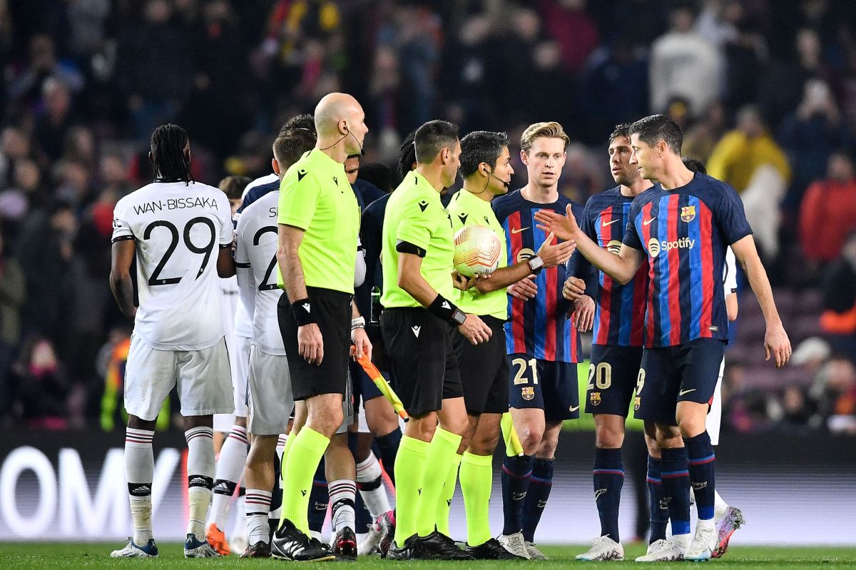 Jugadores del Barcelona y Manchester United tras el partido de ida.