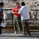 Un agente del INM de México da instrucciones a inmigrantes cubanos en Ciudad Juárez.