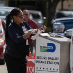 Una trabajadora electoral de Miami-Dade sella una boleta de votación en un buzón el 8 de noviembre de 2022.