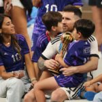 Lionel Messi juto a su familia después de ganar la Copa del Mundo de Qatar 2022.