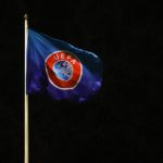 Bandera con el logo de la UEFA.