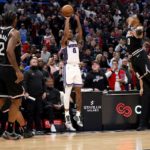 Malik Monk, de los Kings, lanza un triple para empatar el juego y enviarlo a tiempo extra.