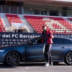 Gerard Piqué del FC Barcelona recibiendo un auto cuando era jugador del FC Barcelona.
