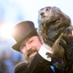 El Día de la Marmota es una tradición popular en los Estados Unidos y Canadá donde la gente espera el amanecer y la salida de la marmota de su guarida de invierno.
