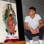 Emmanuel "Vaquero" Navarrete junto a la imagen de la Virgen de Guadalupe en su casa de San Juan Zitlaltepec.
