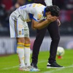 Diego Lainez antes de entrar de cambio en su debut con Tigres de la UANL en el Clausura 2023 de la Liga MX.