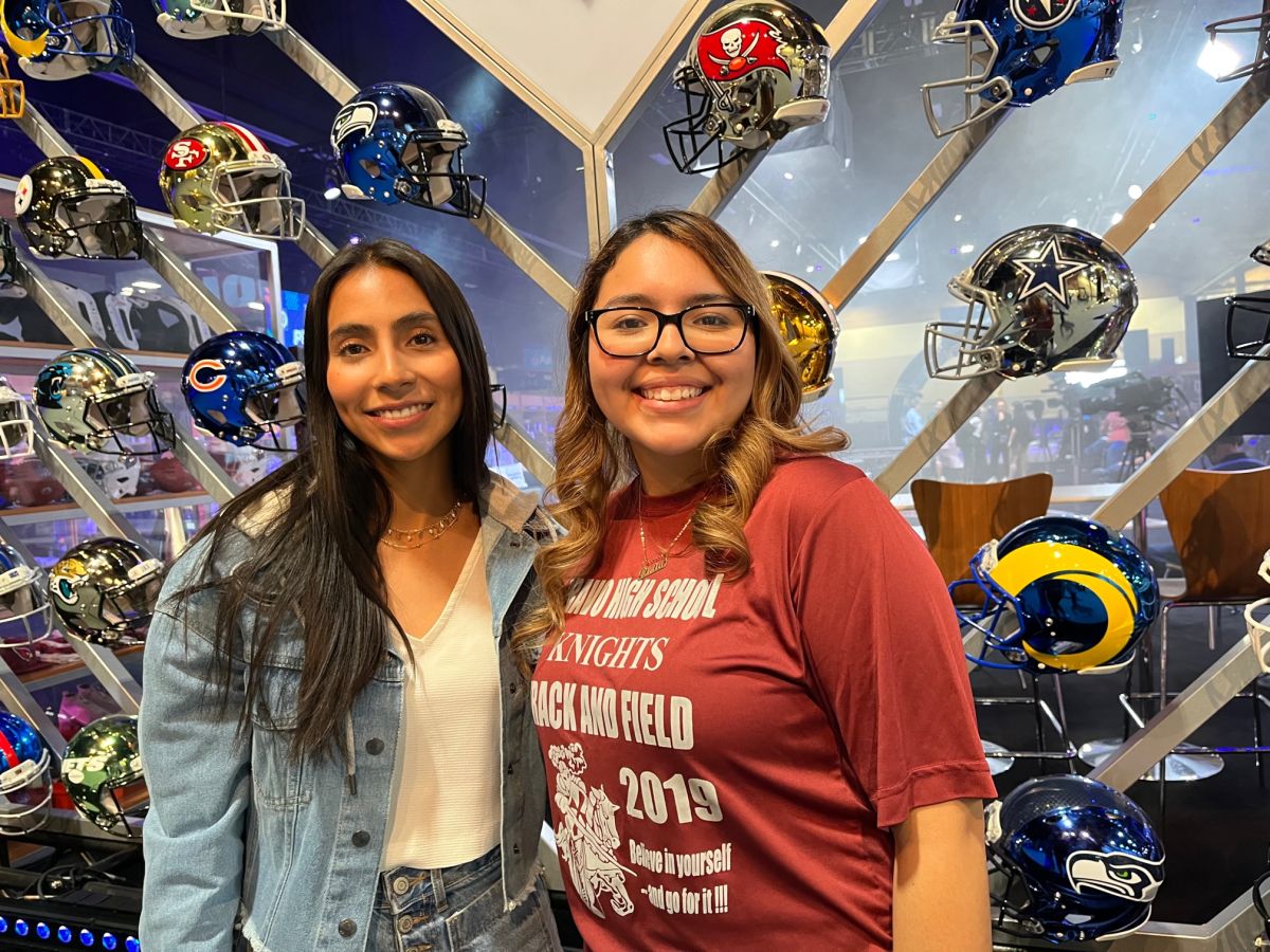 Lidia Hernández (der.) acompañada en Phoenix por Diana Flores, jugadora mexicana de 'flag football'.