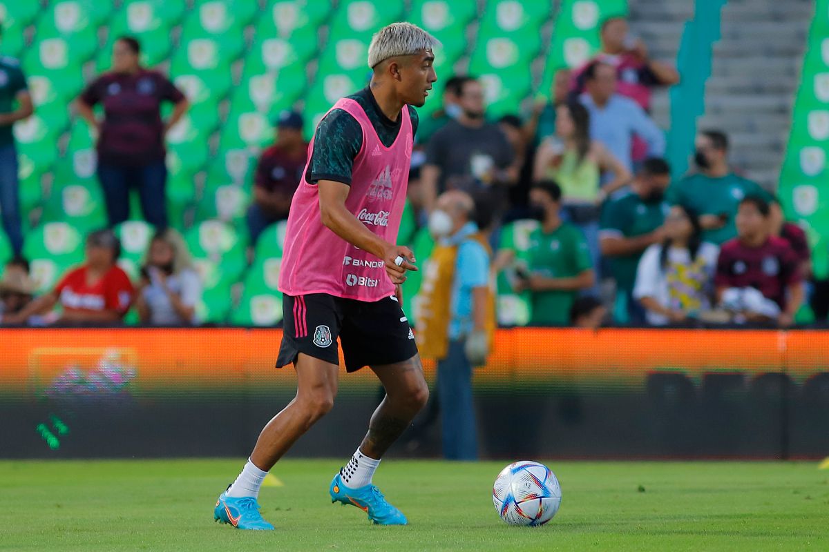 Julián Araujo en un entrenamiento con la Selección de México.