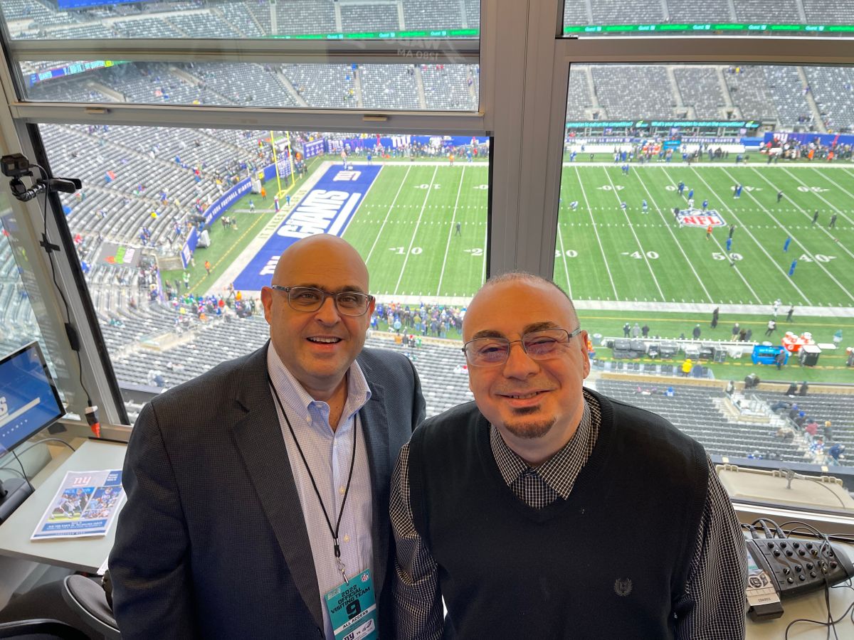 Oscar Budejen y Rickie Ricardo Las voces de los Philadelphia Eagles en Español.