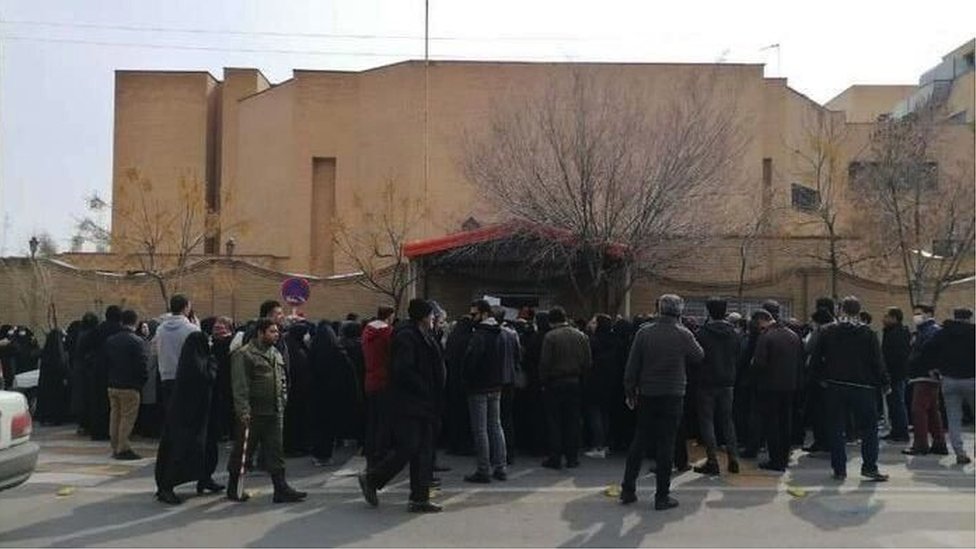 Padres de las niñas envenenadas protestaron frente a la oficina del gobernador de Qom