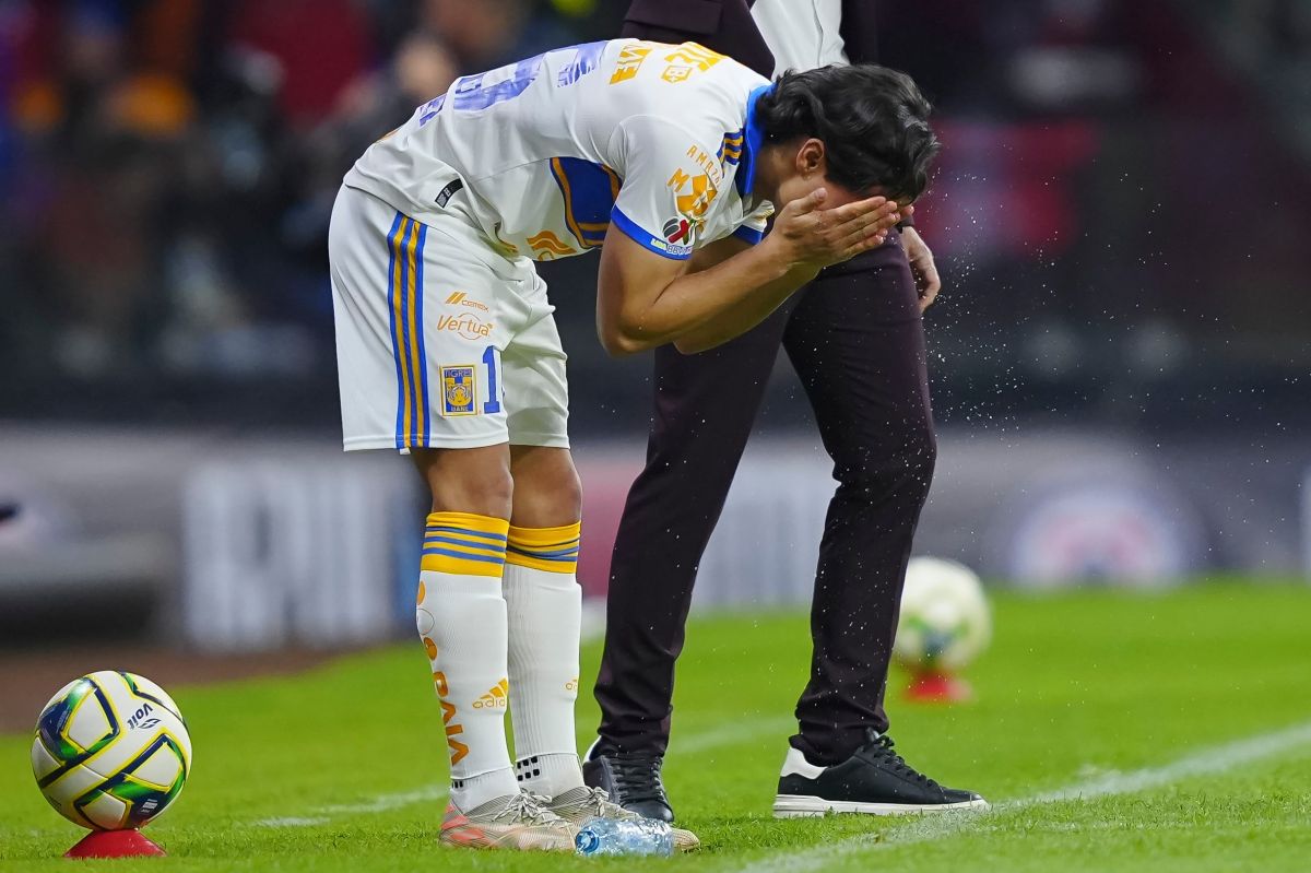 Diego Lainez antes de entrar de cambio en su debut con Tigres de la UANL en el Clausura 2023 de la Liga MX.