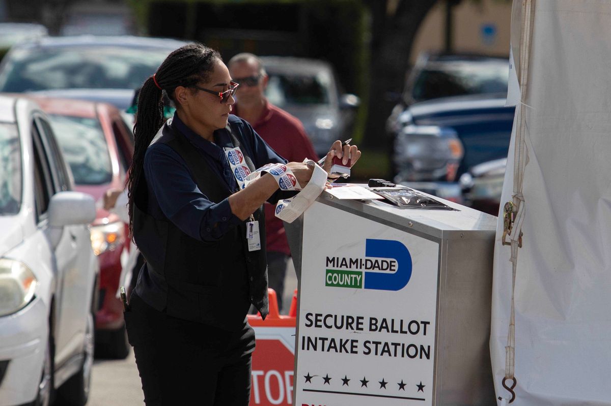 Una trabajadora electoral de Miami-Dade sella una boleta de votación en un buzón el 8 de noviembre de 2022.