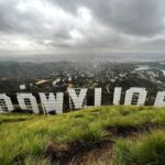 Una ligera capa de nieve cubrió el terreno adjunto al icónico letrero de Hollywood.