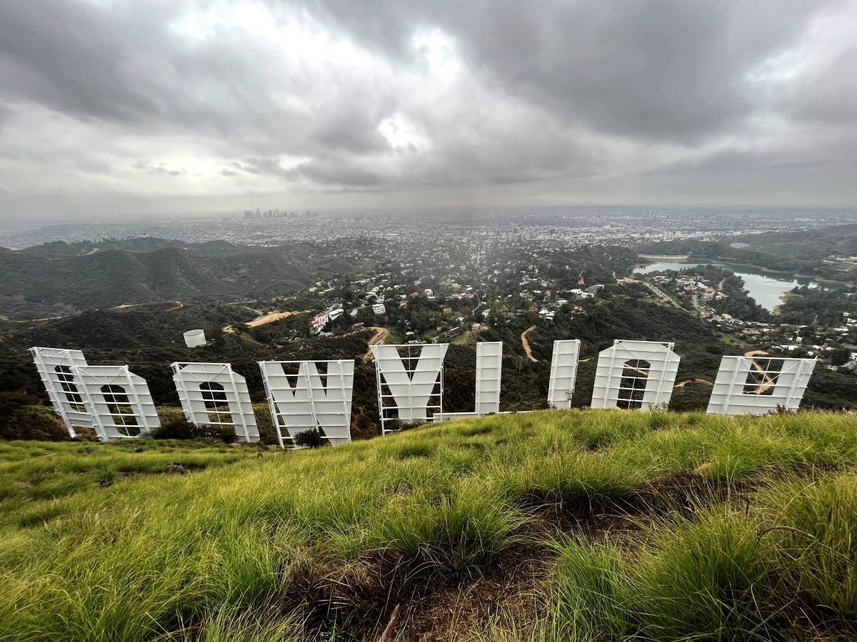 Una ligera capa de nieve cubrió el terreno adjunto al icónico letrero de Hollywood.