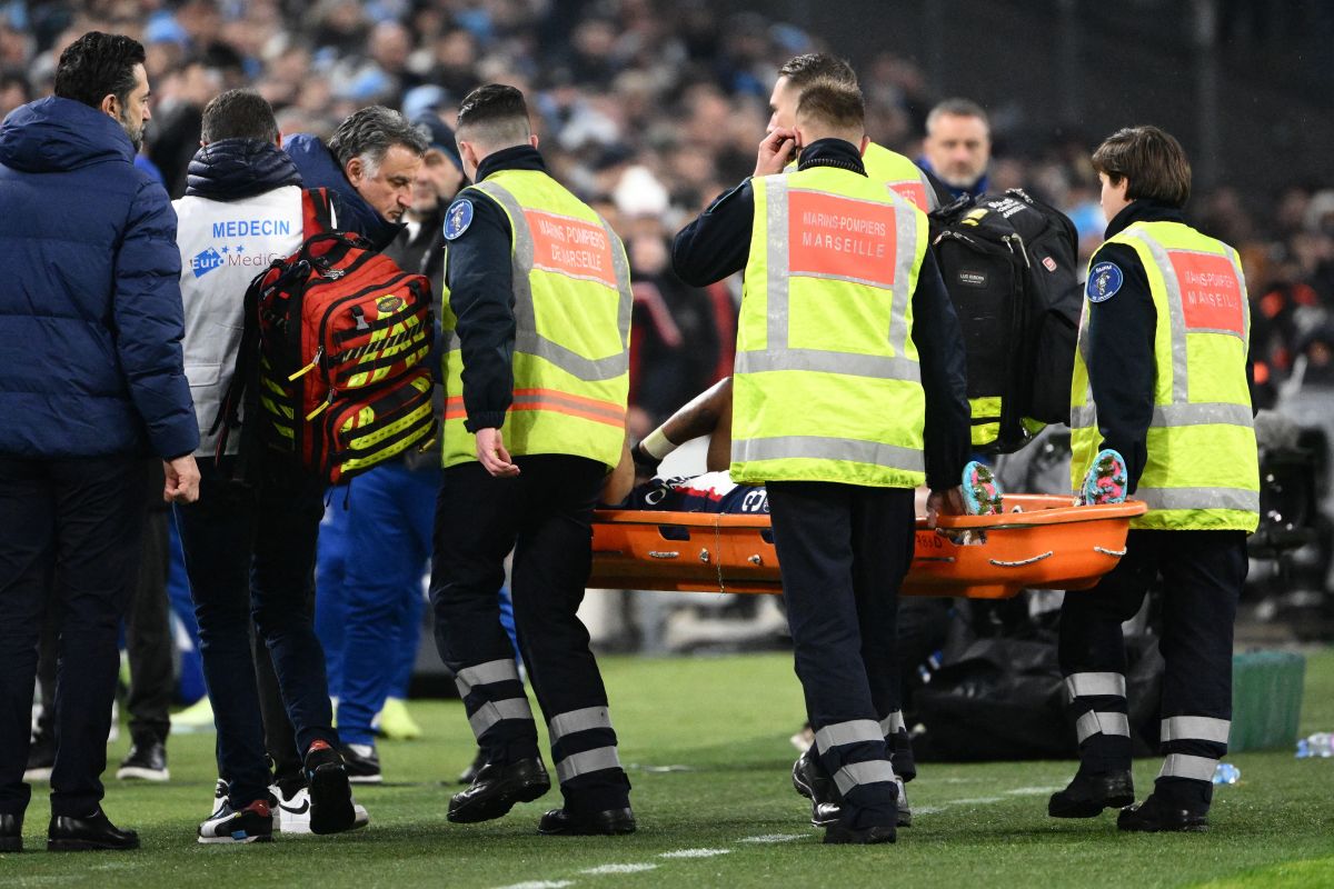 Presnel Kimpembe en camilla ante Olympique.