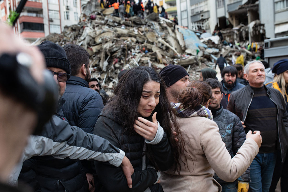 Personas en Siria buscan a sus familiares dentro de los escombros tras terremoto.