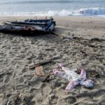 Una fotografía tomada el 28 de febrero de 2023 muestra un body y trozos de madera arrastrados por la corriente hasta la playa, dos días después de que una embarcación de migrantes naufragara frente a la región de Calabria, en Steccato di Cutro, al sur de Crotone. / Foto: AFP/Getty Images