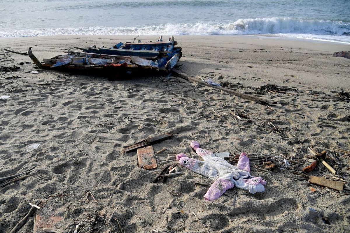 Una fotografía tomada el 28 de febrero de 2023 muestra un body y trozos de madera arrastrados por la corriente hasta la playa, dos días después de que una embarcación de migrantes naufragara frente a la región de Calabria, en Steccato di Cutro, al sur de Crotone. / Foto: AFP/Getty Images