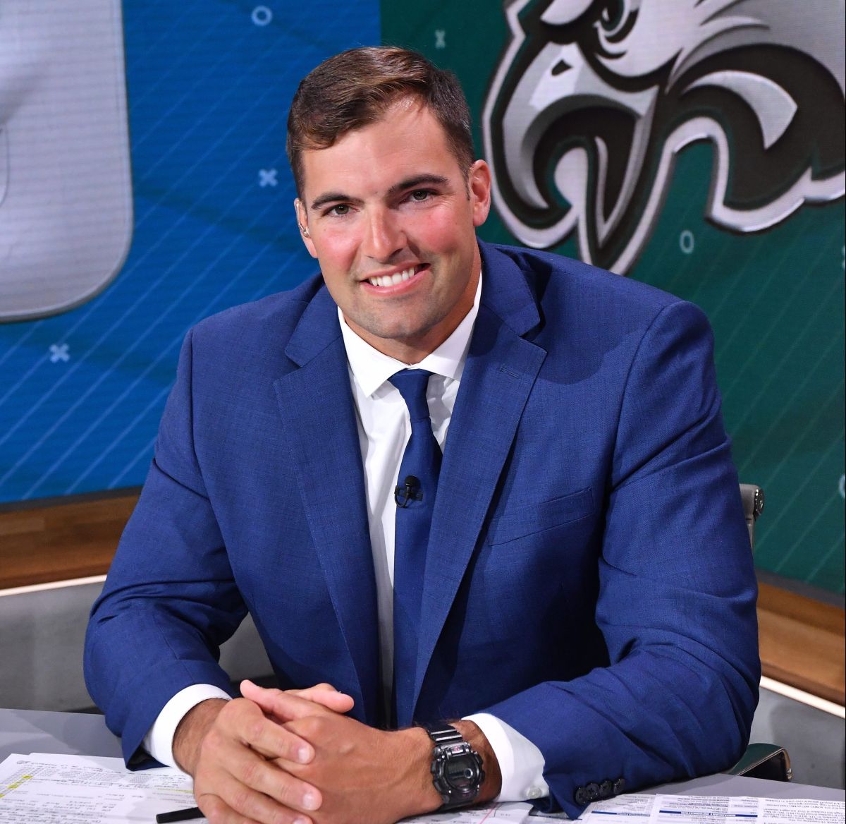 Alejandro Villanueva en el set de FOX Deportes como analista de NFL.