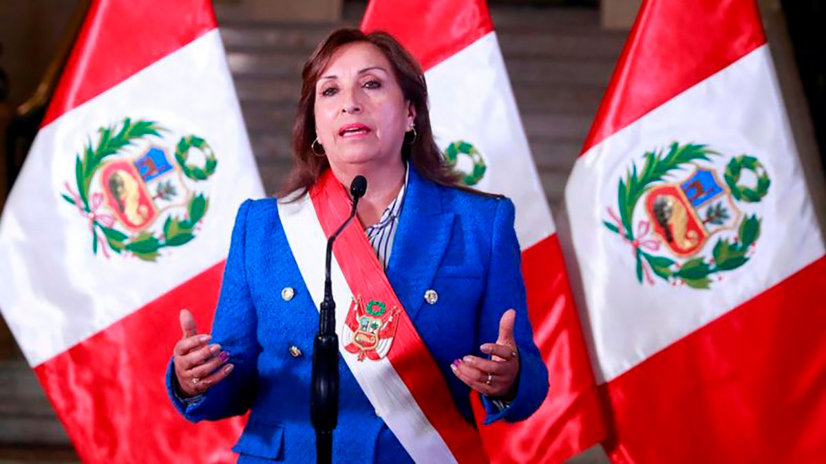 La presidenta peruana, Dina Boluarte, anunció el viernes por la noche la retirada de la embajador de su país en México