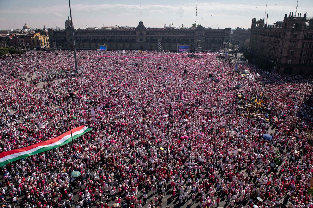 El Zócalo de la Ciudad de México se llenó con la multitud contra la reforma electoral.