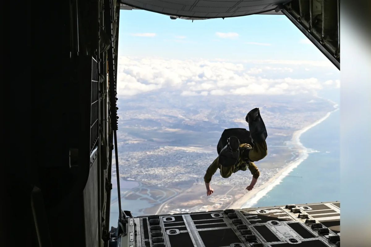 Los operadores de la comunidad Naval Special Warfare se entrenan regularmente en técnicas de caída libre.