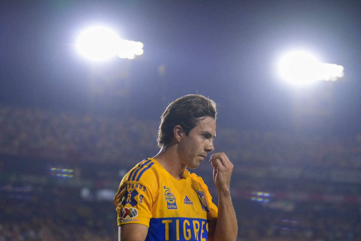 Sebastián Córdova en un partido de Liga MX con Tigres de la UANL.