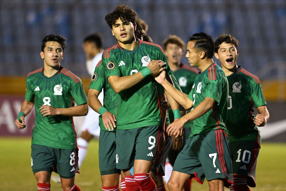 Selección de México Sub 17 celebrando gol ante Estados Unidos.